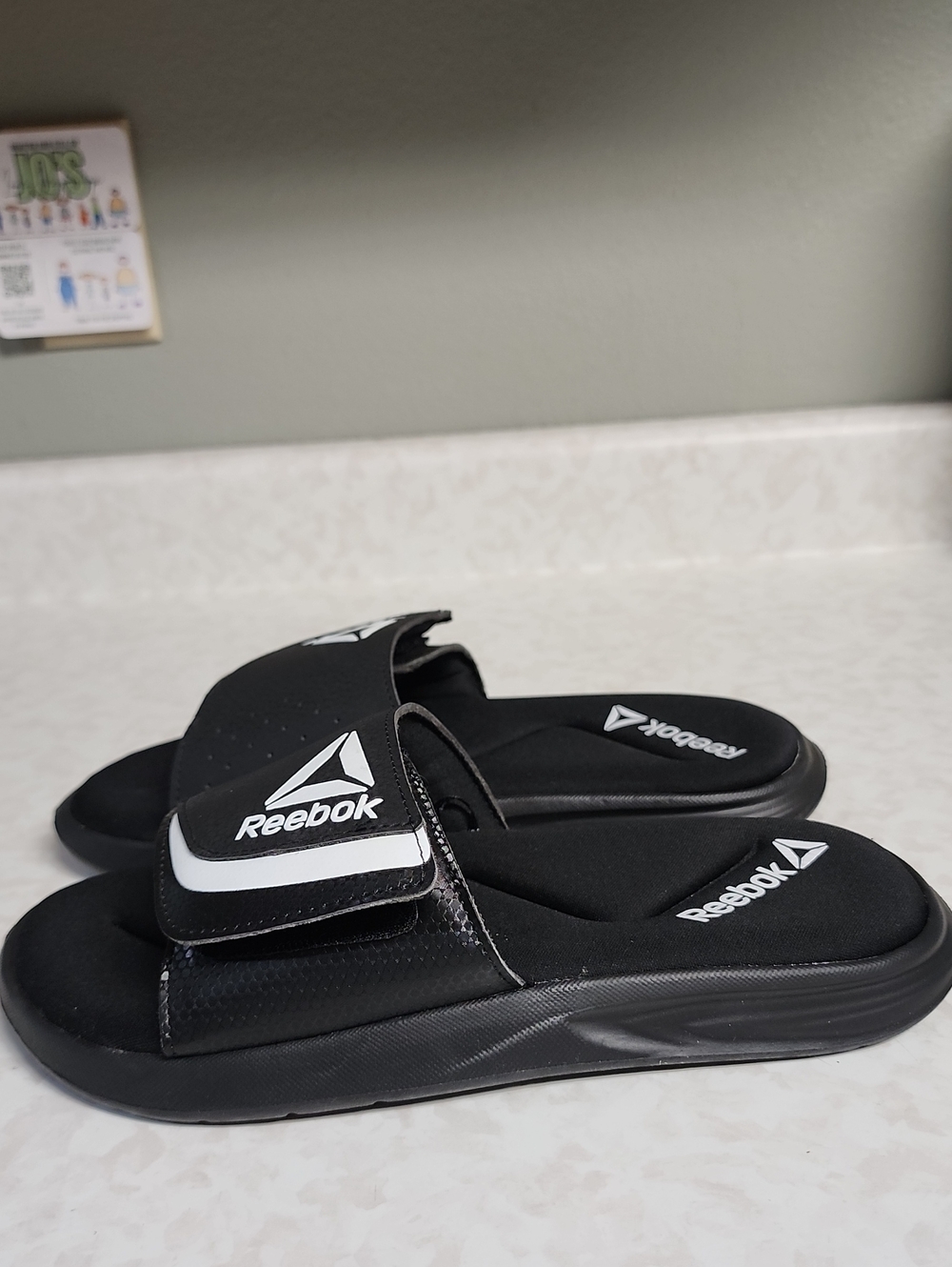 Reebok womens Black Slide Sandals 8 number 165